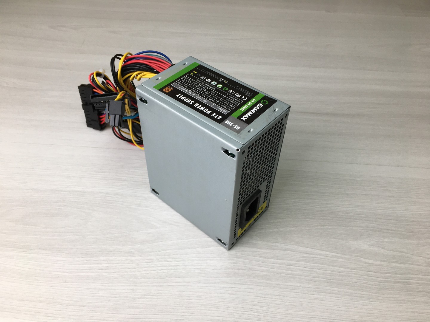 Блок питания 300W Gamemax Gs-300 24+4/2SATA+molex/80fan SFX "!"