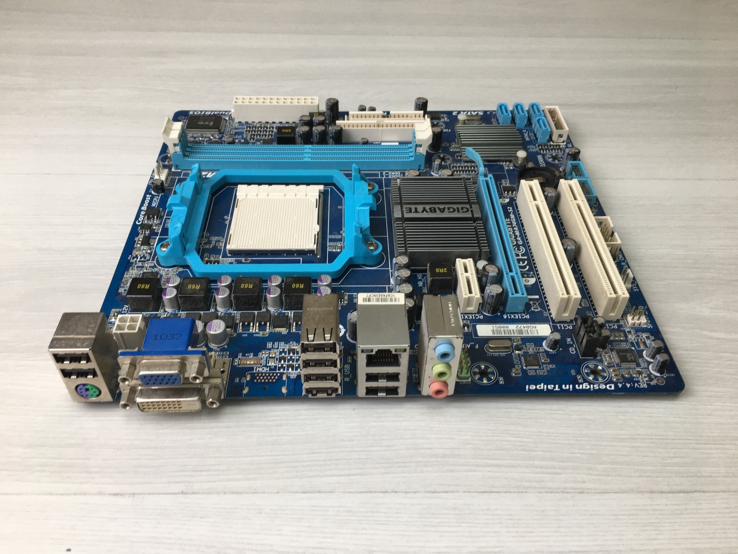 Материнская плата S-AM2+ Gigabyte GA-MA74GM-S2 REV,4.0 AMD740G/2xDDR2/SVGA/DVI/Sb/mATX, без планки "!"