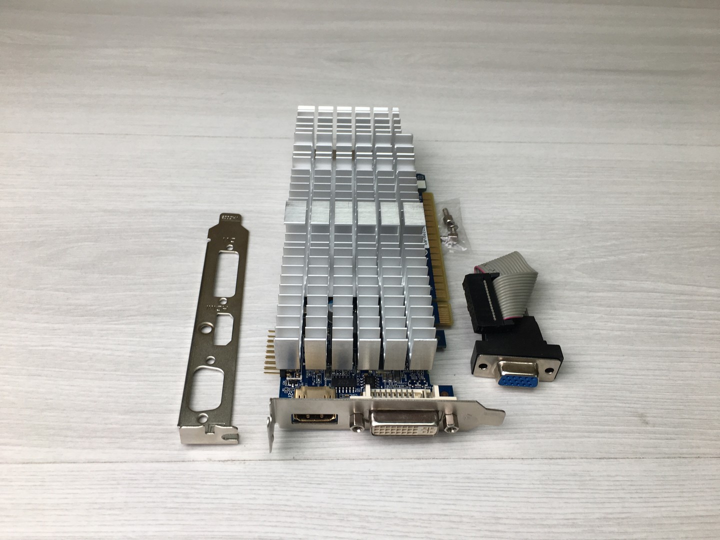 Видеокарта 1Gb GeForce 610 GT, Gigabyte GV-N610SL-1GI REV,1.0 PCI-E низкопрофильная "!"