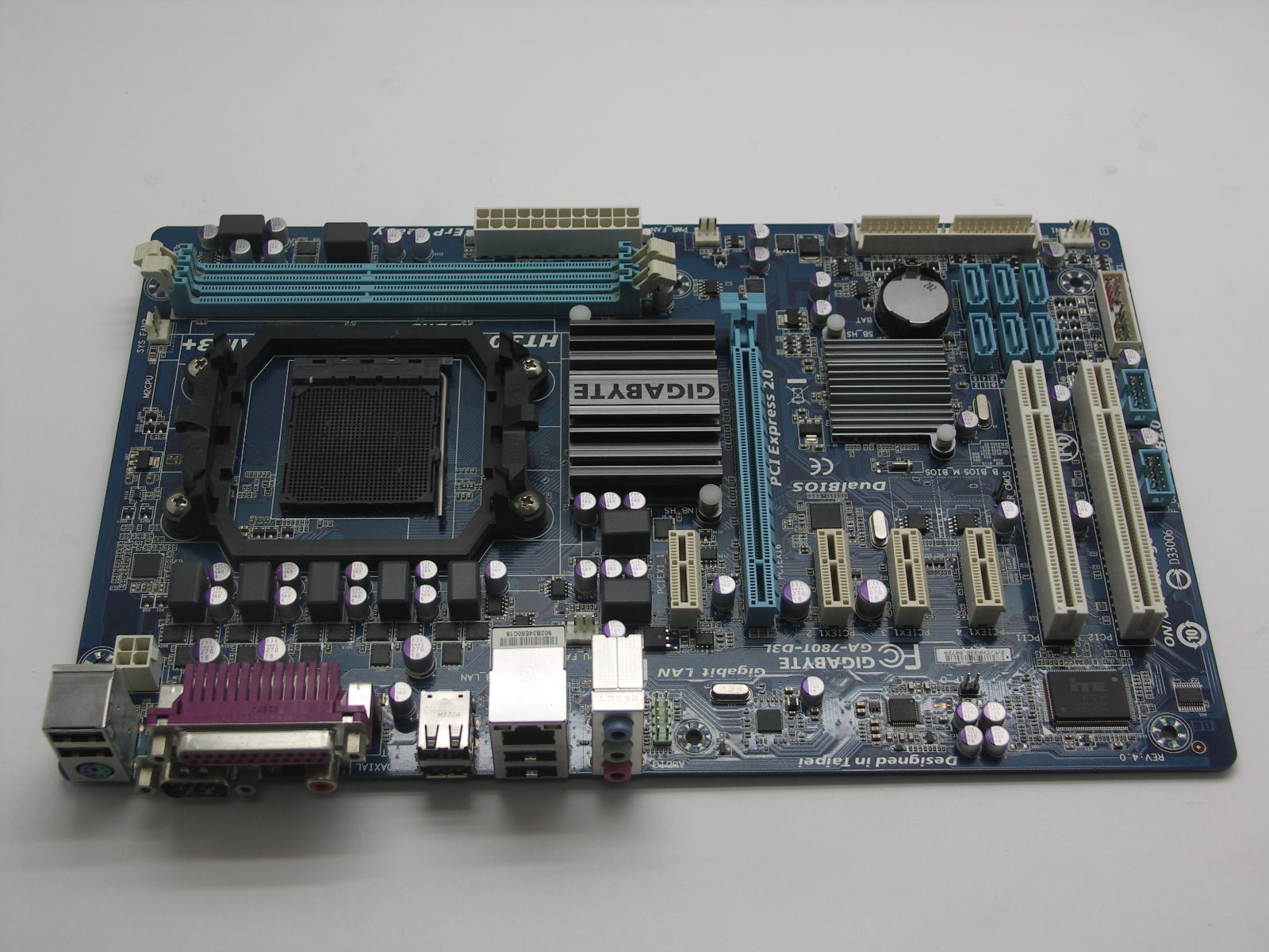 Материнская плата S-AM3+ Gigabyte GA-780T-D3L, AMD780/2DDR3/5xPCI-E/SATA/Sb/Lan/ATX "!"