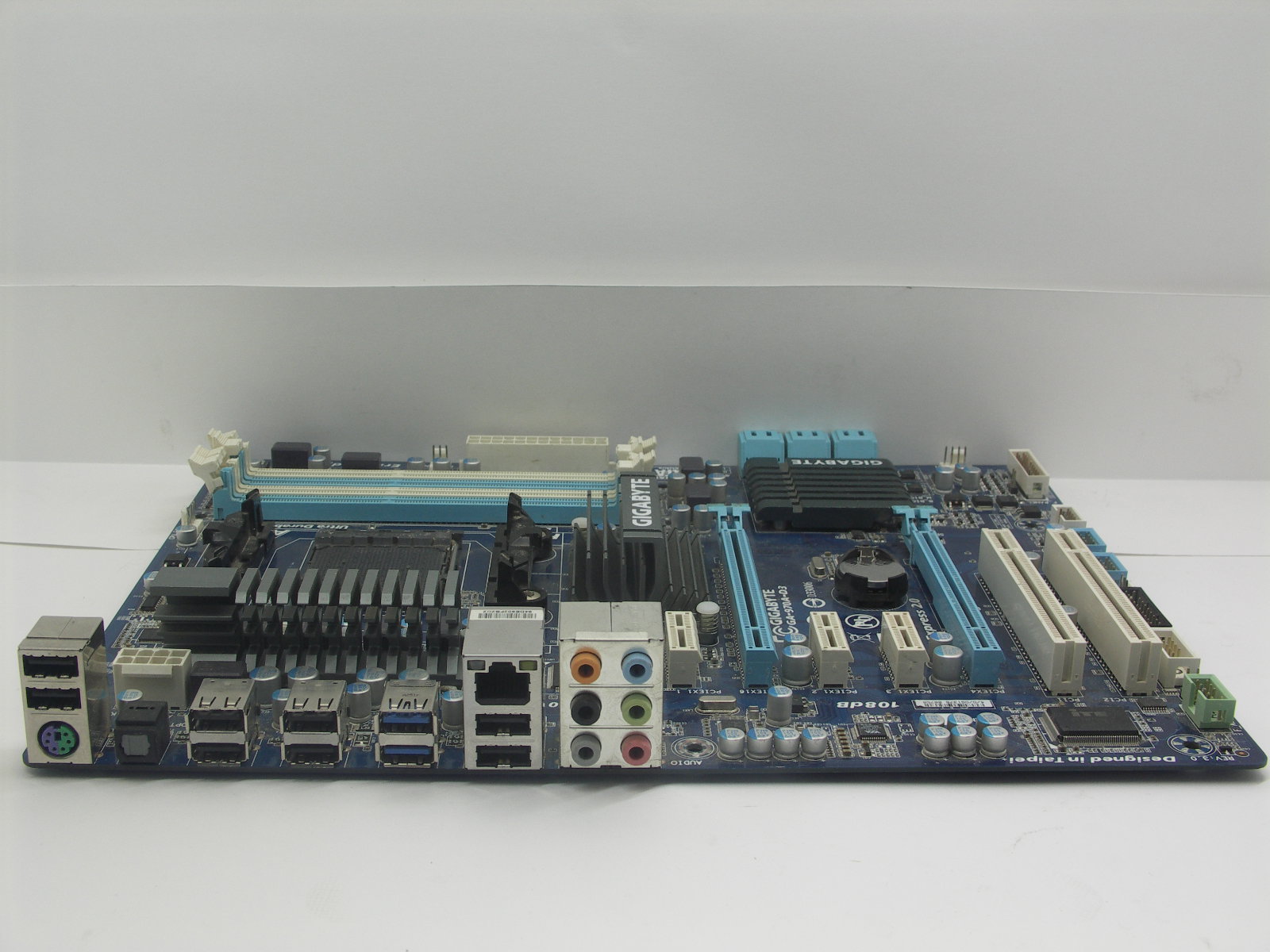 Материнская плата S-AM3+ Gigabyte GA-970A-D3, AMD970/4xDDR3/SATA/Sb/Lan/ATX, без планки "!"